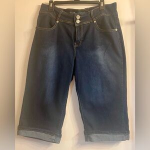 LA Chula cuffed capris, dark blue a little washed size 20. Multiple pockets.